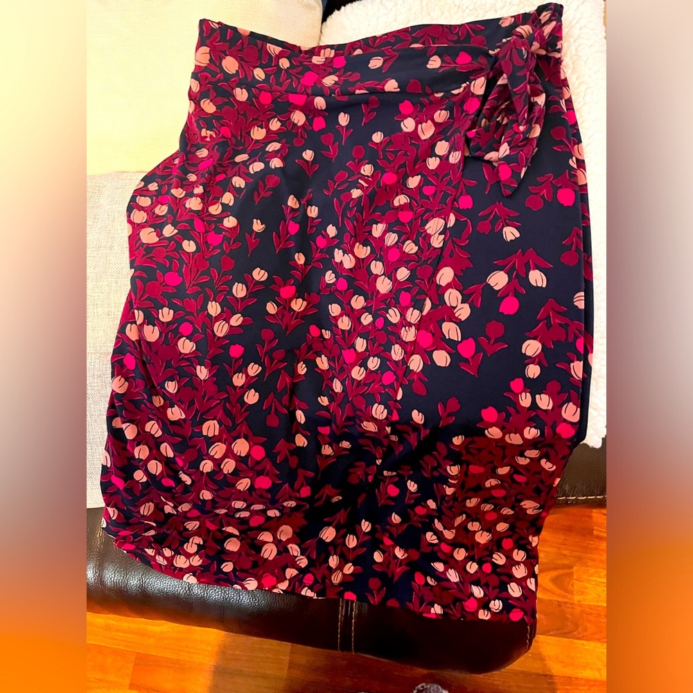 NWT FLORAL PRINT SKIRT SIZE MEDIUM